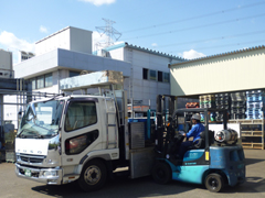 4t平ボディワイド車 積載作業風景3